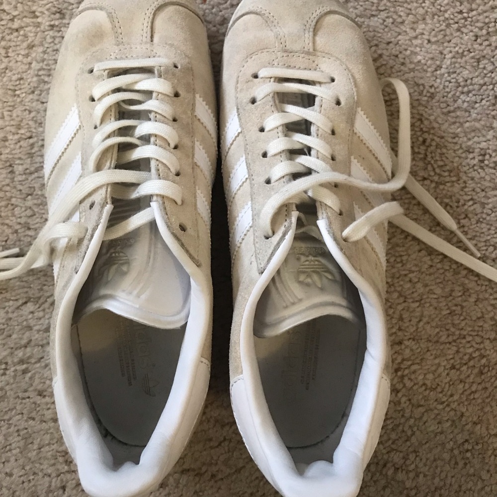 Adidas gazelle Mens 6.5 size shoe. Women’s 8.5